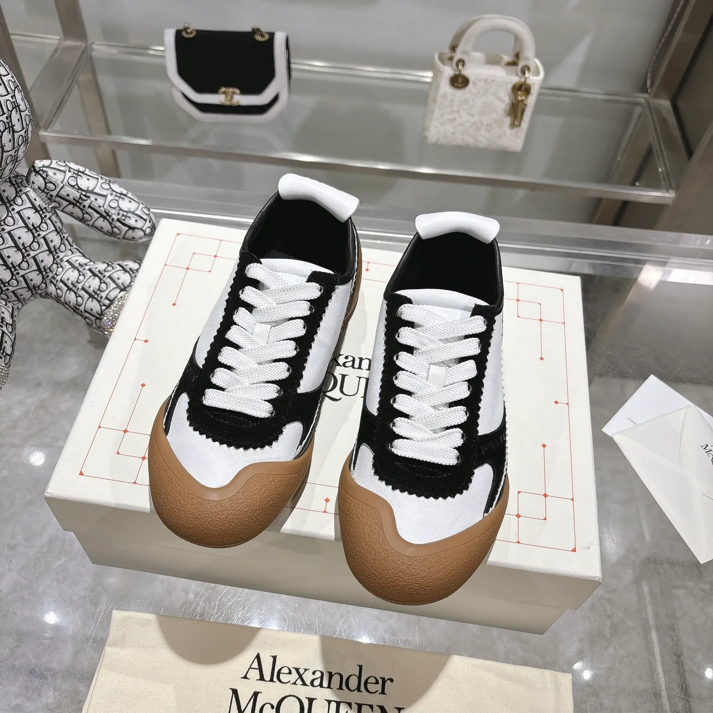 👟👟Ex-factory price 580👟👟 Men's size +10 2025 McQueen's new AIexanderMcQUEEN✅ The original quality has been certified! The original version is reproduced 1:1, and the latest products are available at the latest counters simultaneously. • McQueen logo • Round toe box • Lightweight segmented sole design, made of imported stretch breathable fabric + grained cowhide, soft inner lining and insole, comfortable for walking and not stuffy on the feet. Five colors: black and white • white • apricot • black brown • yellow Fabric: grained cowhide + stretch fabric + cow suede Insole: imported sheepskin Women’s model: 35–40 (40 for women is non-refundable) Men’s model: 40-45 (45 for men is non-refundable) Women’s model: (men’s model +10)
